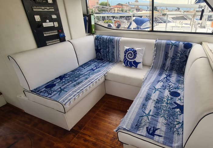 Discover Giardini Naxos on a motorboat for 8h