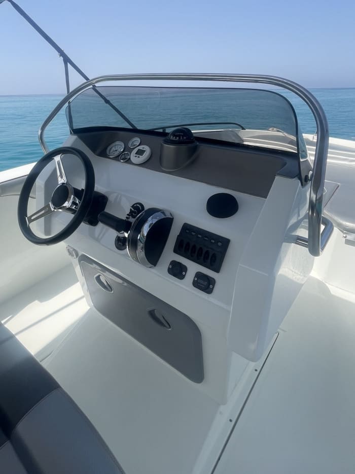 Geniet van de zon tijdens een 8 uur durende boottocht in Tropea.
