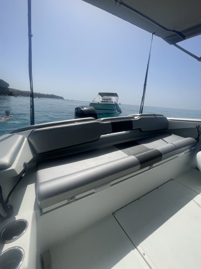 Geniet van de zon tijdens een 8 uur durende boottocht in Tropea.