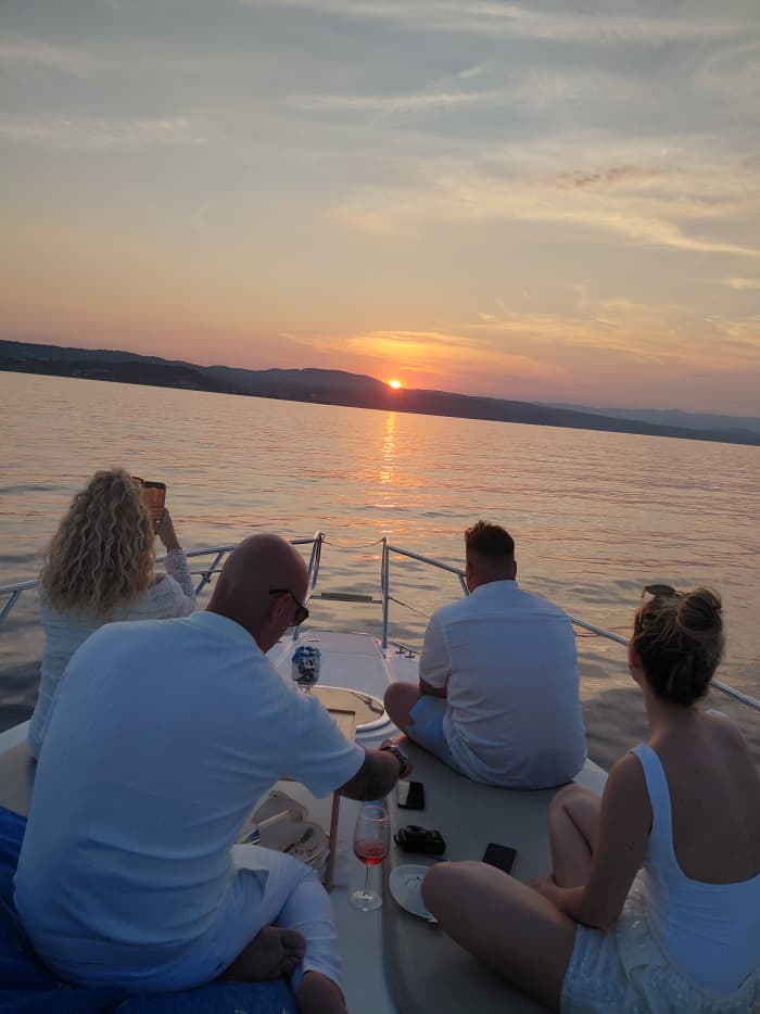 Croisière en yacht au coucher du soleil : Diaporos et la magie du Lagon Bleu