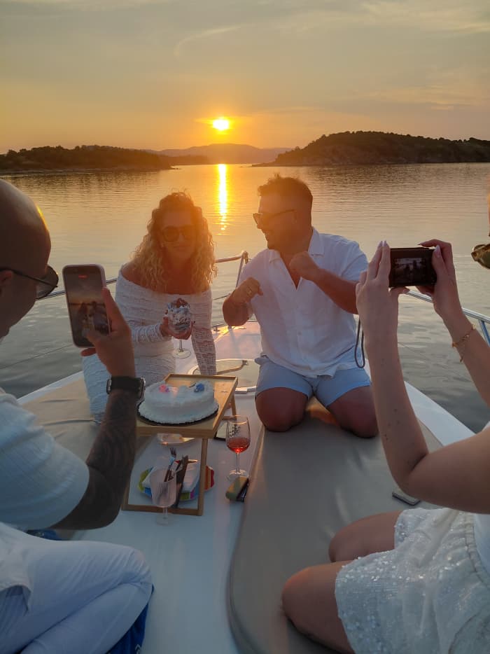 Croisière en yacht au coucher du soleil : Diaporos et la magie du Lagon Bleu