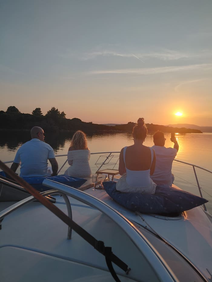Croisière en yacht au coucher du soleil : Diaporos et la magie du Lagon Bleu