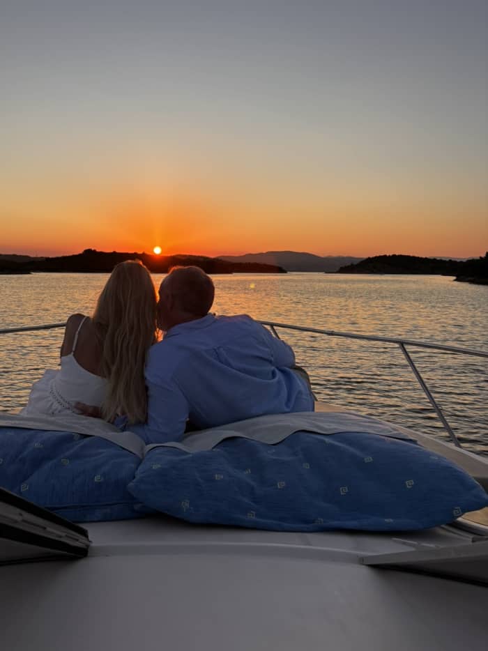 Crociera in yacht al tramonto: la magia di Diaporos e della Laguna Blu