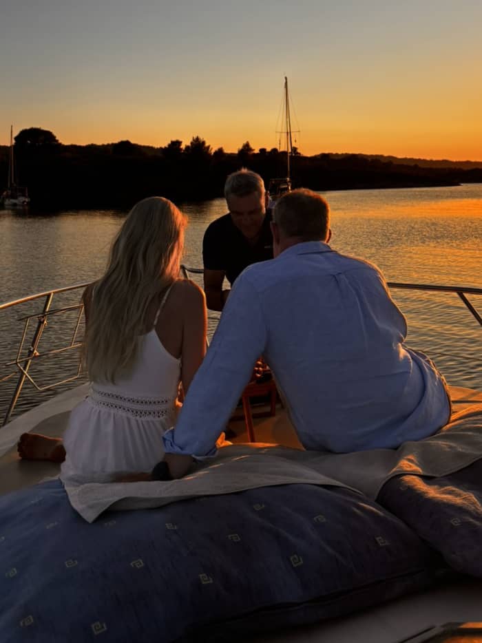 Crociera in yacht al tramonto: la magia di Diaporos e della Laguna Blu