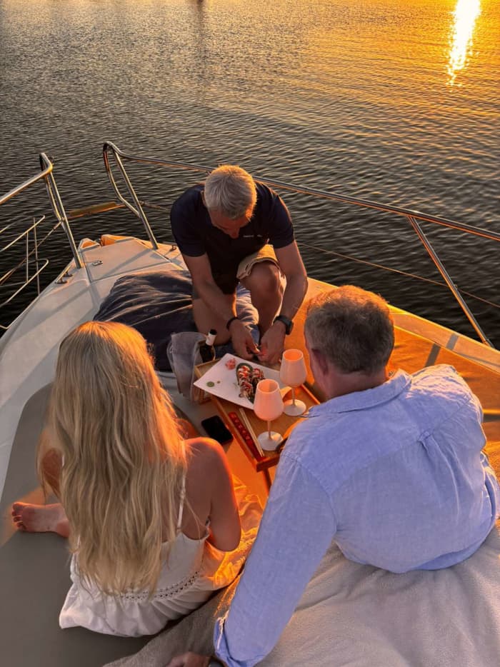 Crociera in yacht al tramonto: la magia di Diaporos e della Laguna Blu