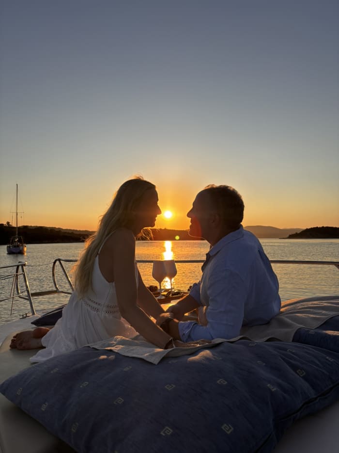 Crociera in yacht al tramonto: la magia di Diaporos e della Laguna Blu