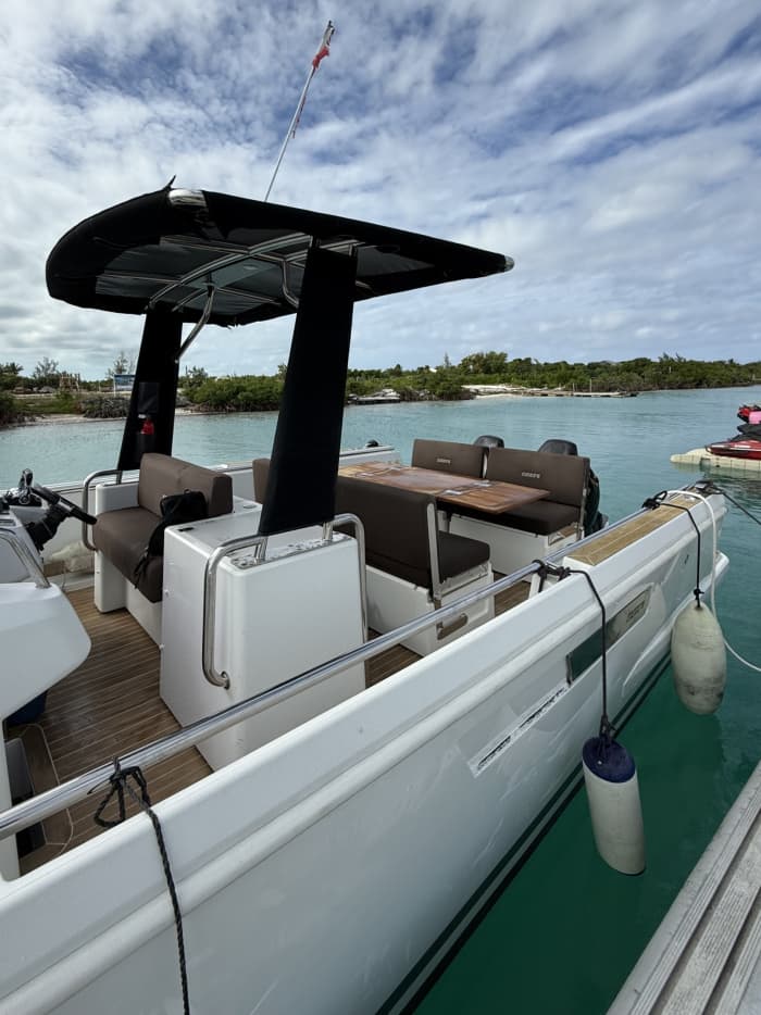 Exploration des Merveilles des Îles : Grace Bay, Iguana Island, Half Moon Bay et Plus