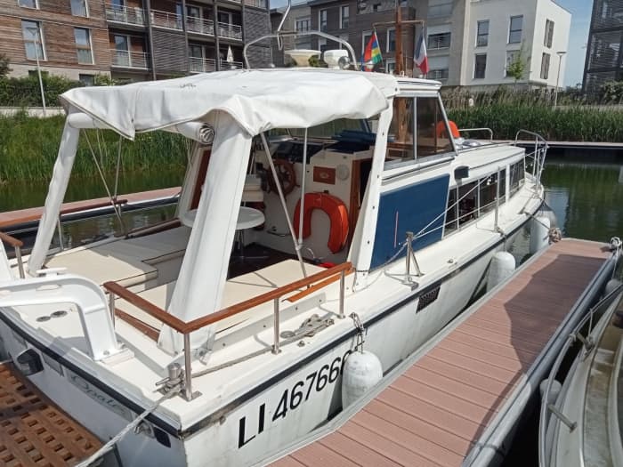 Experience the waves: a half-day getaway to L'Isle-Adam aboard a motorboat