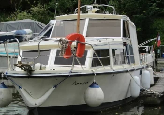 Vive para las olas: Una escapada de medio día en L'Isle-Adam a bordo de una lancha motora.