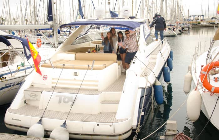 La tua barca a motore privata per una giornata alla scoperta di Barcellona.