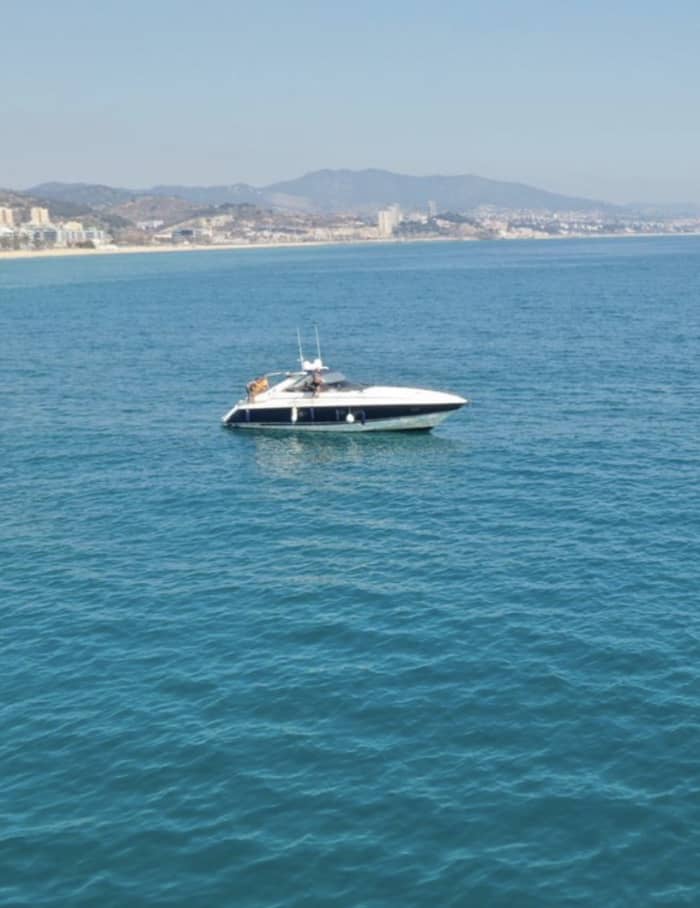 La tua barca a motore privata per una giornata alla scoperta di Barcellona.