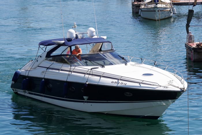 La tua barca a motore privata per una giornata alla scoperta di Barcellona.