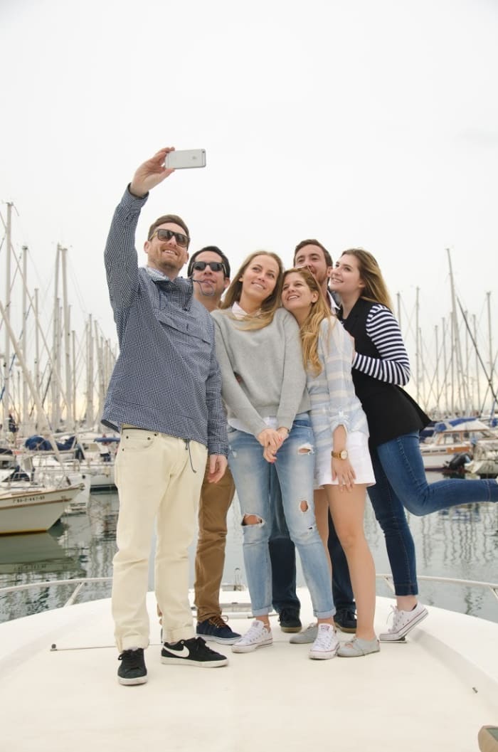 La tua barca a motore privata per una giornata alla scoperta di Barcellona.