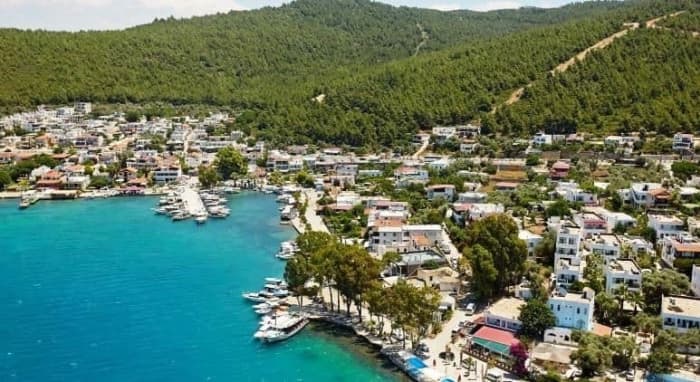 Rejs jachtem po Czarnej Wyspie i zatoce Akvaryum