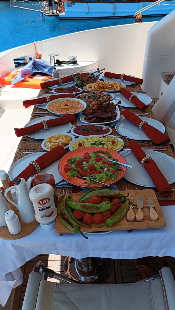 Rejs jachtem po Czarnej Wyspie i zatoce Akvaryum