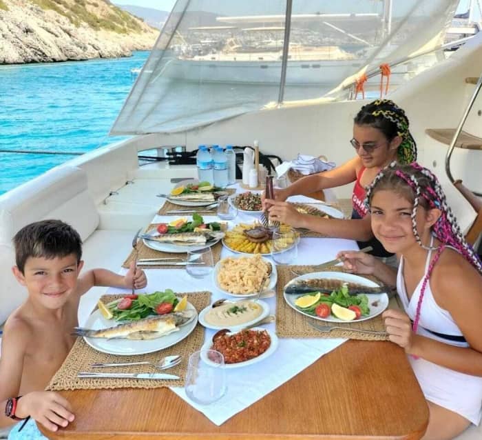 Rejs jachtem po Czarnej Wyspie i zatoce Akvaryum