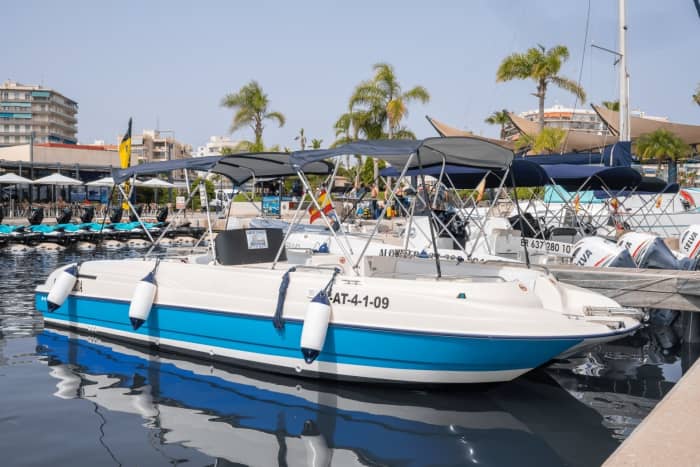 Ihr Tag in Santa Pola: Mieten Sie ein Motorboot für einen ganzen Tag voller Entdeckungen