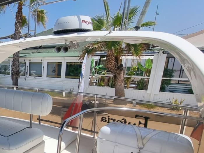Halbtägiger Yachtausflug für bis zu 12 Personen: Erkunden Sie das Meer ab Torrevieja.
