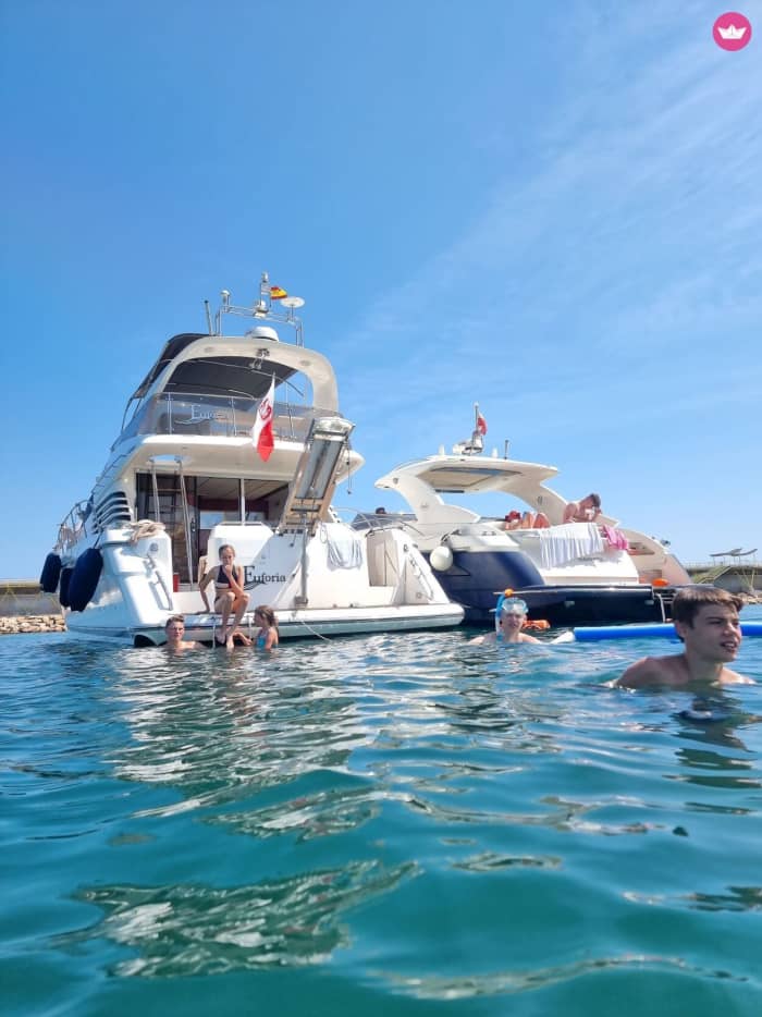 Halbtägiger Yachtausflug für bis zu 12 Personen: Erkunden Sie das Meer ab Torrevieja.