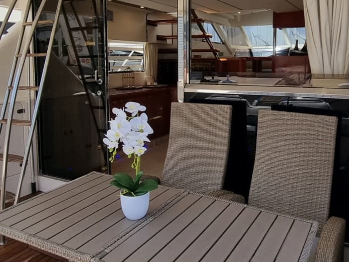 Halbtägiger Yachtausflug für bis zu 12 Personen: Erkunden Sie das Meer ab Torrevieja.