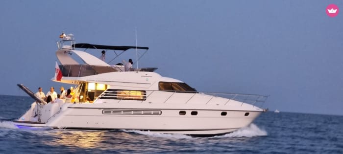 Halbtägiger Yachtausflug für bis zu 12 Personen: Erkunden Sie das Meer ab Torrevieja.
