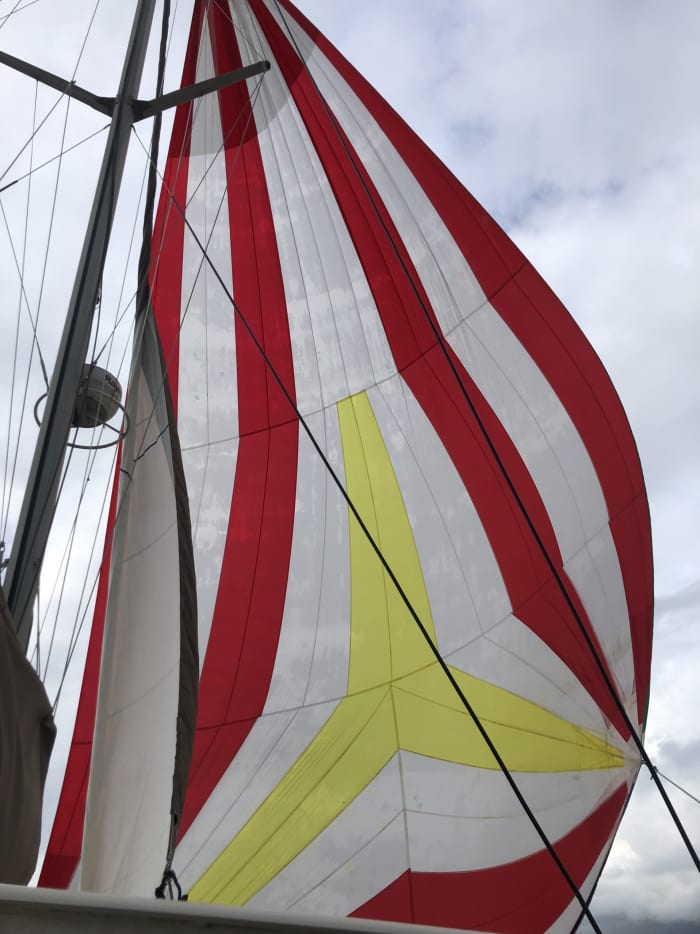 Een dagtocht zeilen in Hyères op een catamaran.