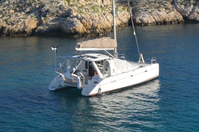 Een dagtocht zeilen in Hyères op een catamaran.