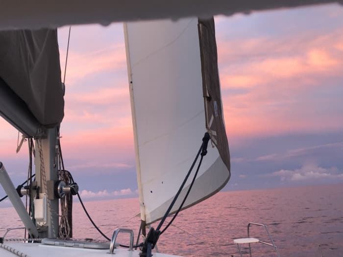 Een dagtocht zeilen in Hyères op een catamaran.