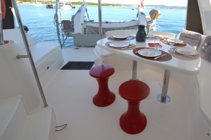Een dagtocht zeilen in Hyères op een catamaran.