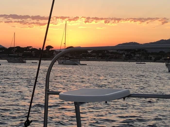 Een dagtocht zeilen in Hyères op een catamaran.