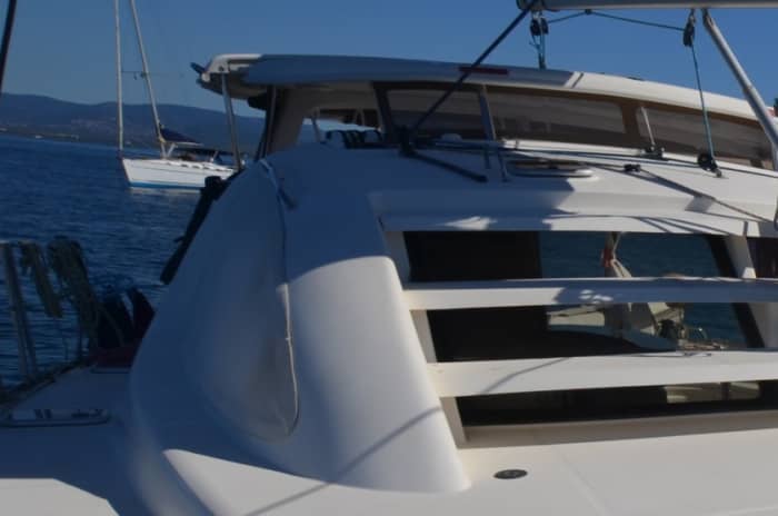 Een dagtocht zeilen in Hyères op een catamaran.