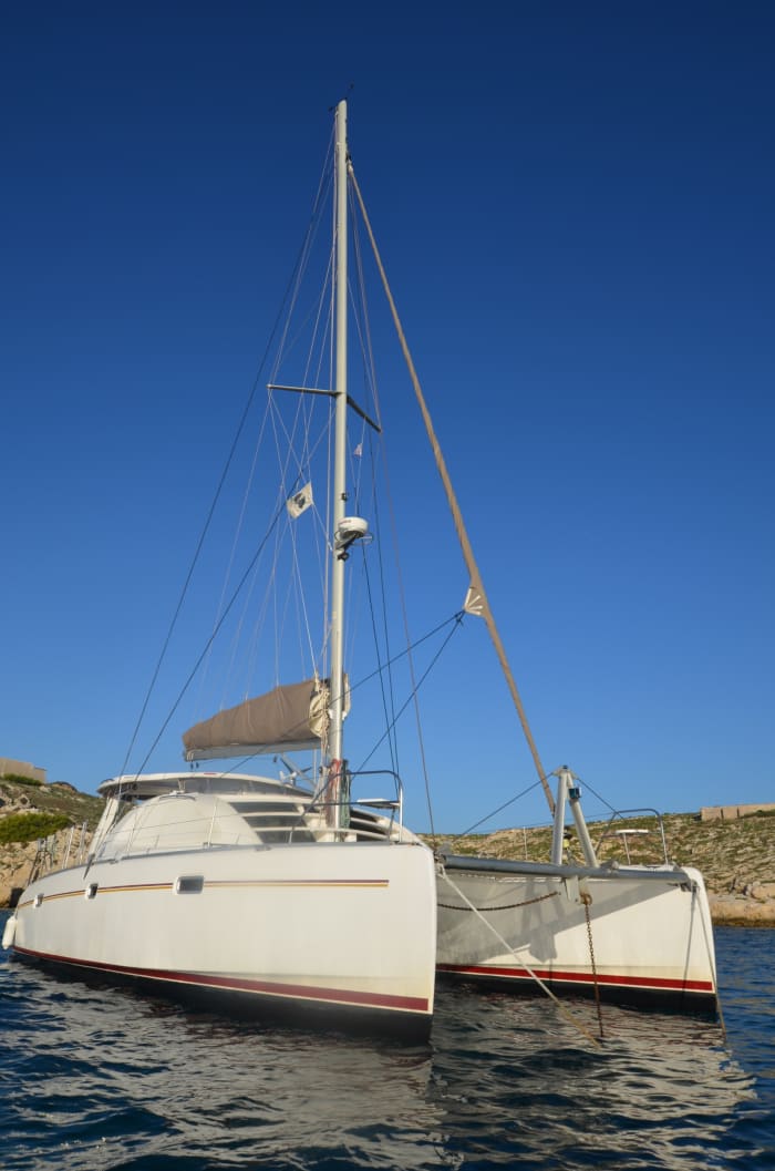 Een dagtocht zeilen in Hyères op een catamaran.