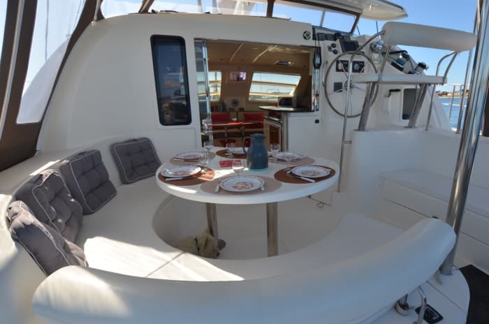 Een dagtocht zeilen in Hyères op een catamaran.