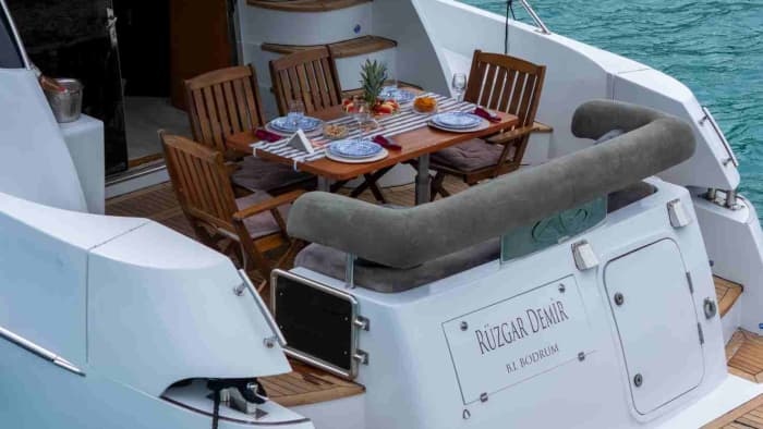 Naviga verso la serenità: una fuga in yacht privato attraverso il blu nascosto di Bodrum