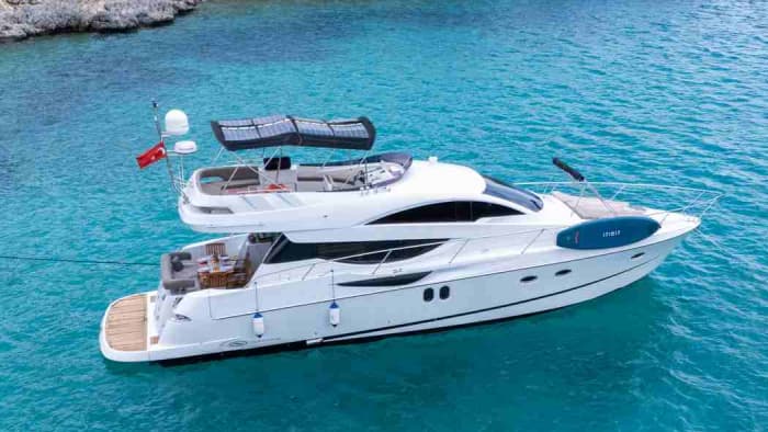 Naviga verso la serenità: una fuga in yacht privato attraverso il blu nascosto di Bodrum