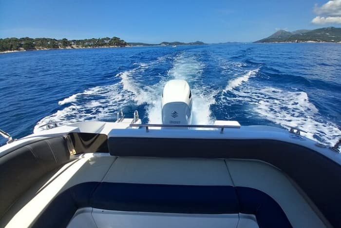 Verken Dubrovnik in een halve dag: huur een motorboot voor 4 uur.