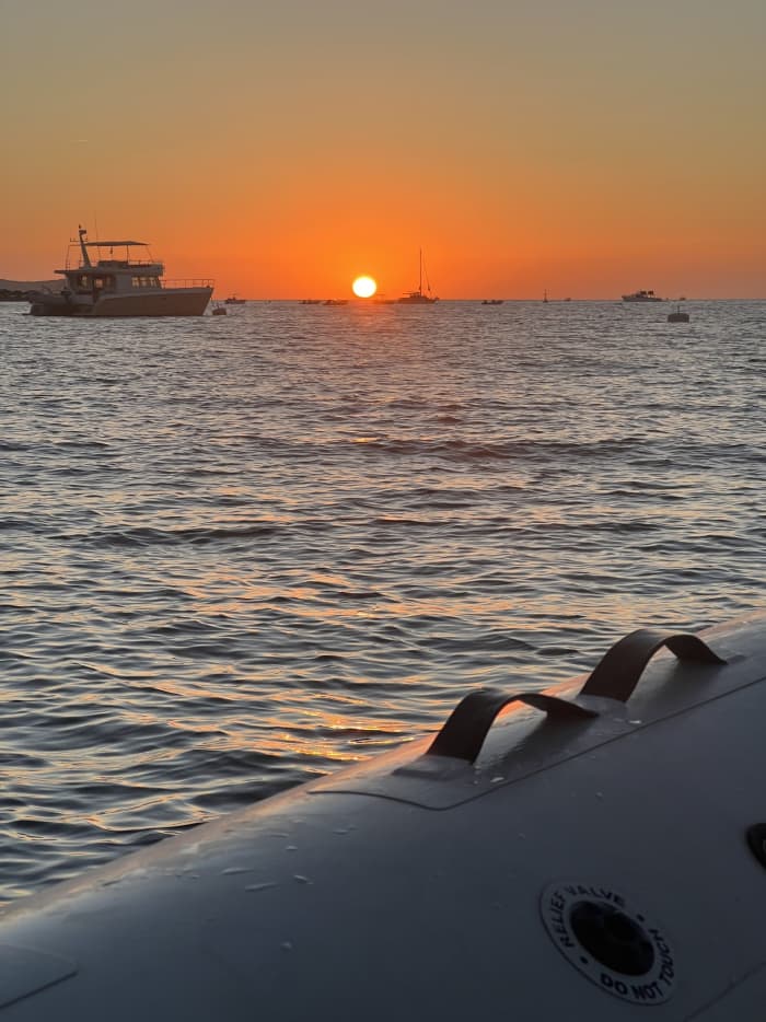 Genießen Sie 8 Stunden auf einem Motorboot in Sant Antoni de Portmany