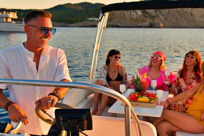 Genießen Sie 8 Stunden auf einem Motorboot in Sant Antoni de Portmany