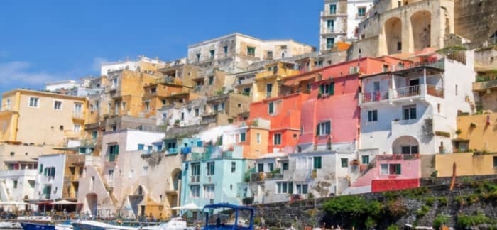 Ischia, drottningen av kristallklara vikar