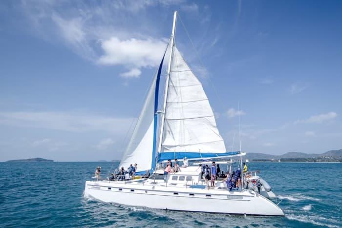 Racha-eilanden en Coral Beach catamarancruise