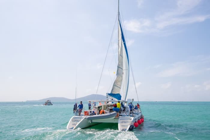 Racha-eilanden en Coral Beach catamarancruise