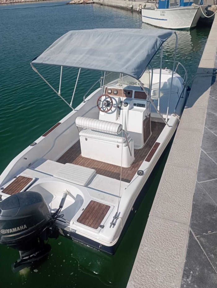 Ontspan 3 uur lang op een motorboot in Savelletri.