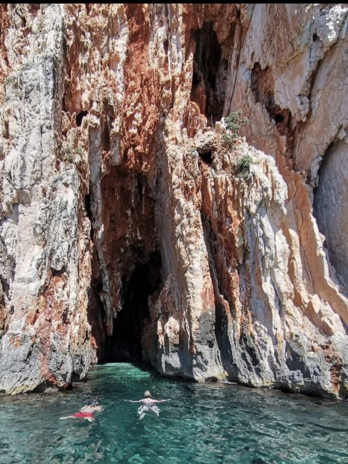 Dagtour naar Rode Rotsen en Pakleni: ontdek de verborgen pareltjes van Hvar vanuit de havenstad Hvar