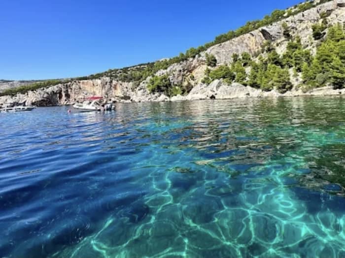 Dagtour naar Rode Rotsen en Pakleni: ontdek de verborgen pareltjes van Hvar vanuit de havenstad Hvar