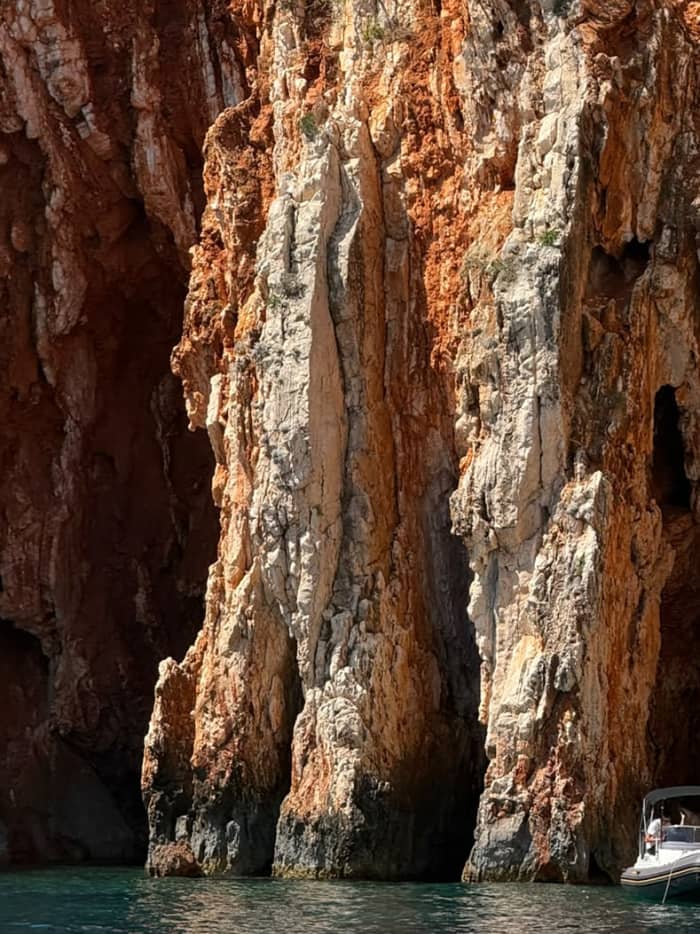 Całodniowa wycieczka do Czerwonych Skał i Wyspy Paklińskiej: Odkryj najlepsze plaże i ukryte perełki Hvaru
Z portu morskiego w mieście Hvar