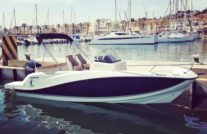 4h to explore Málaga on a motorboat