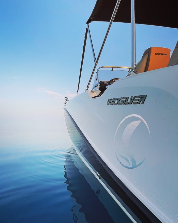 4h to explore Málaga on a motorboat