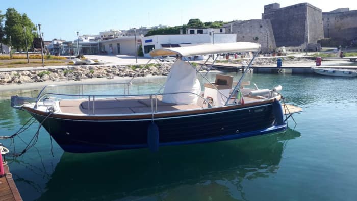 3h45 à Otranto : Louez un bateau à moteur et profitez-en