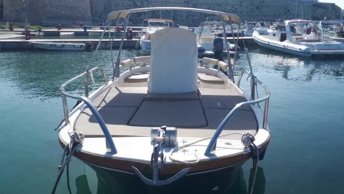 3h45 à Otranto : Louez un bateau à moteur et profitez-en