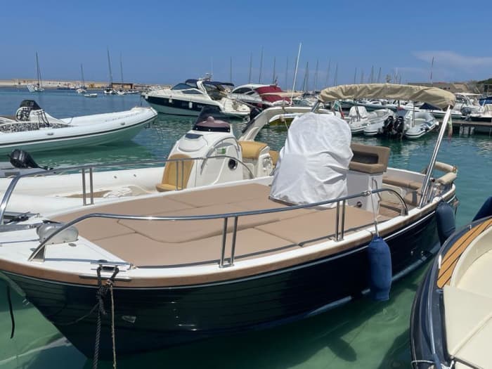 3h45 à Otranto : Louez un bateau à moteur et profitez-en